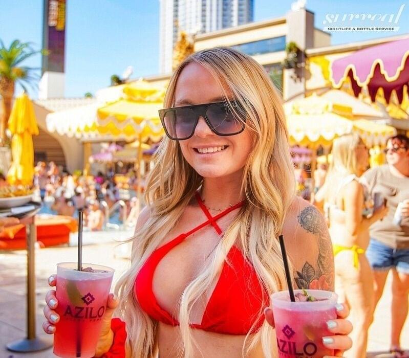 Azilo pool party